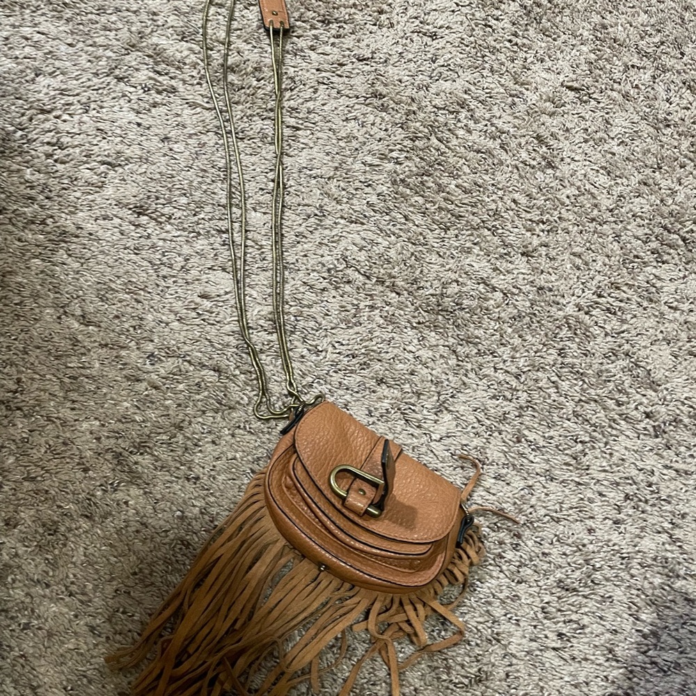 It says C.V. I’m not sure what brand but a crossbody bag